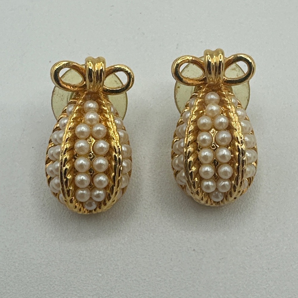 Vintage Designer Joan Rivers Gold-Tone Fashionable Pearls Stud Earring‎ #584
